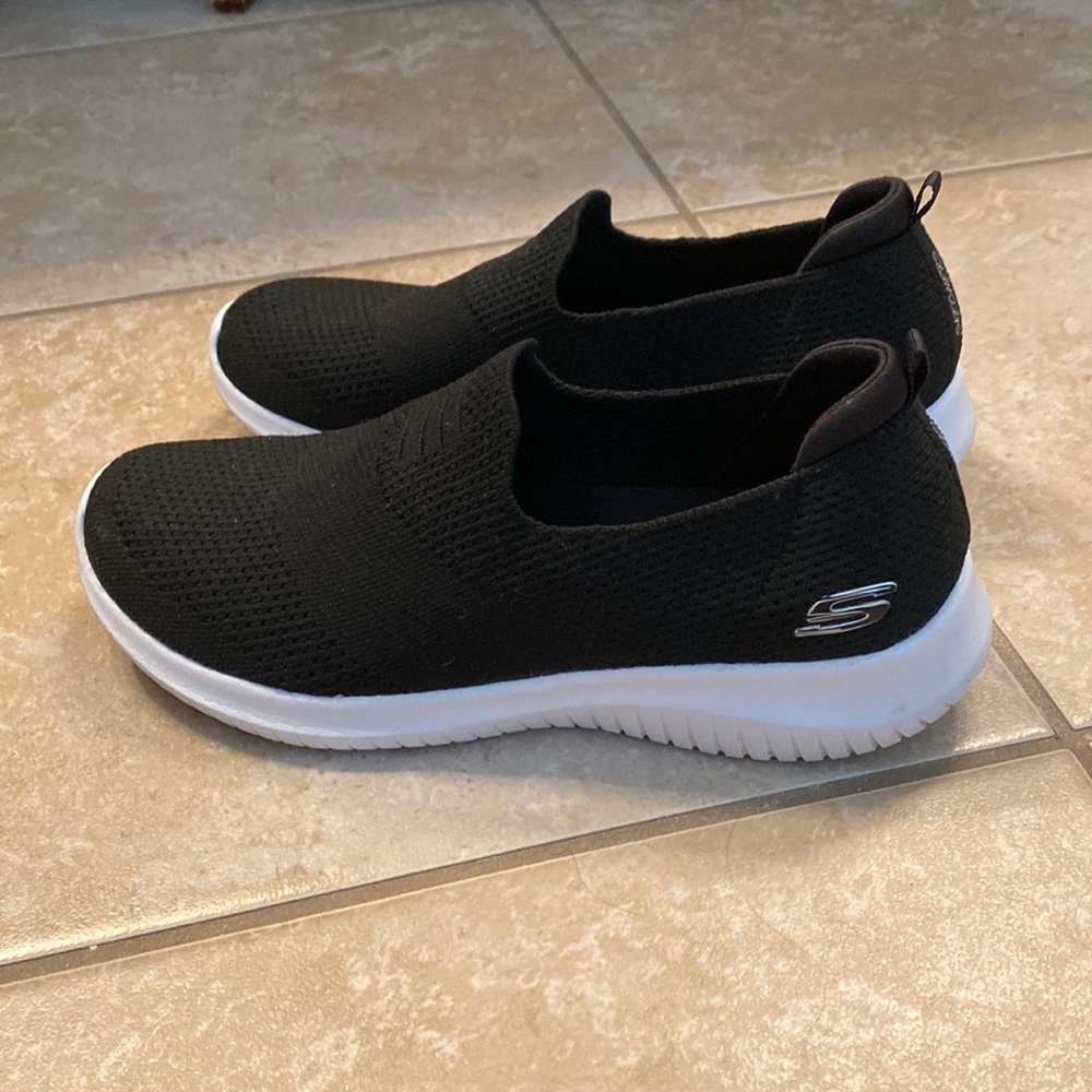 Black sketcher slide on shoes 7.5 womens